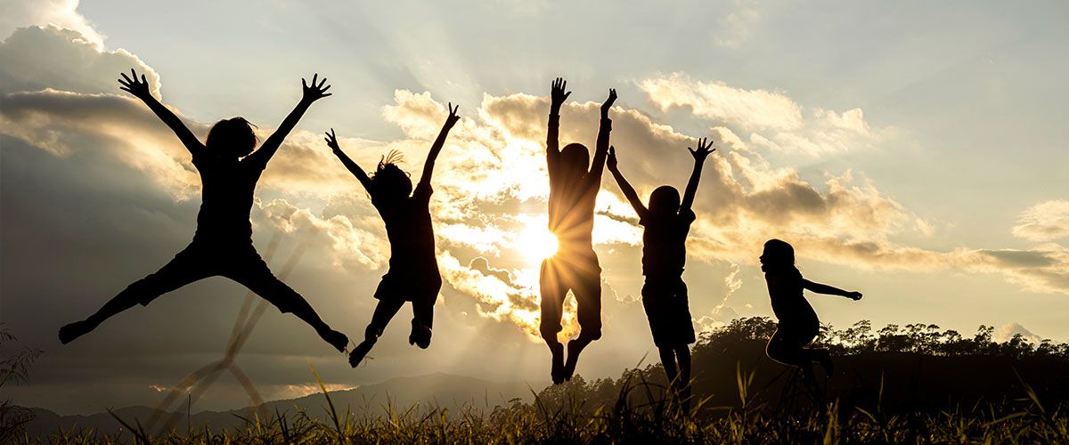 Kinder springen in die Luft.